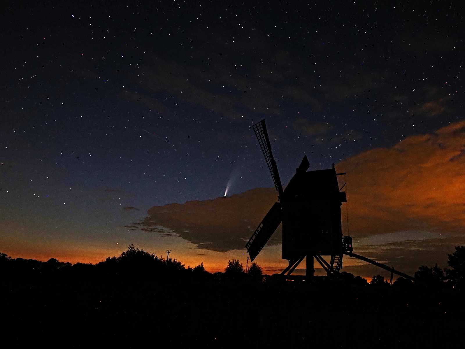Neowise am Sternenhimmel